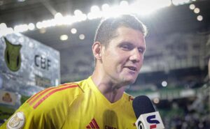 cruzeiro propõe transferência de rafael cabral ao santos em troca por joão paulo; peixe analisa