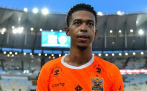 carlinhos desfalca nova iguaçu e torcida do flamengo comenta na web: "então quer dizer que sentiu"