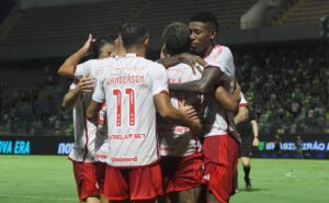 com a lei do ex, internacional vence palmeiras e quebra tabu de 10 anos no campeonato brasileiro