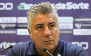 saiba porque alexandre galo investiu na contratação de patrick para o santos; confira perfil do volante