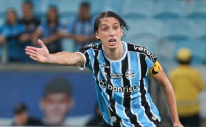 cirurgia de geromel pode gerar impasse em renovação com grêmio; entenda