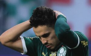 torcida do palmeiras critica raphael veiga e gustavo gómez contra o flamengo: "inoperantes"