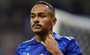 câmera da transmissão oficial flagra possível pênalti em rafael elias no empate do cruzeiro; confira