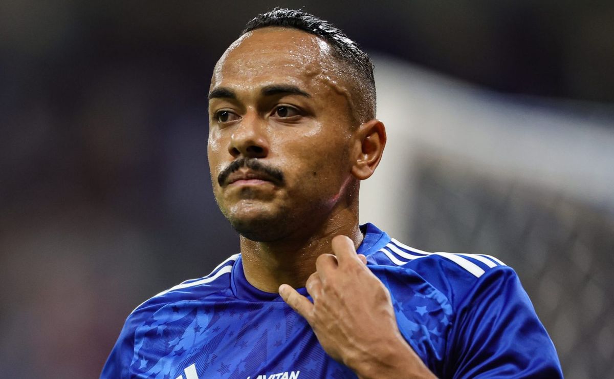 câmera da transmissão oficial flagra possível pênalti em rafael elias no empate do cruzeiro; confira