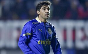 abel autoriza e palmeiras aceita negociar meia por r$ 50 milhões; vasco e grêmio fizeram sondagens