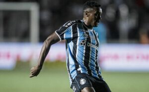 edenilson joga 2º tempo como lateral direito em operário x grêmio e surge como opção no setor