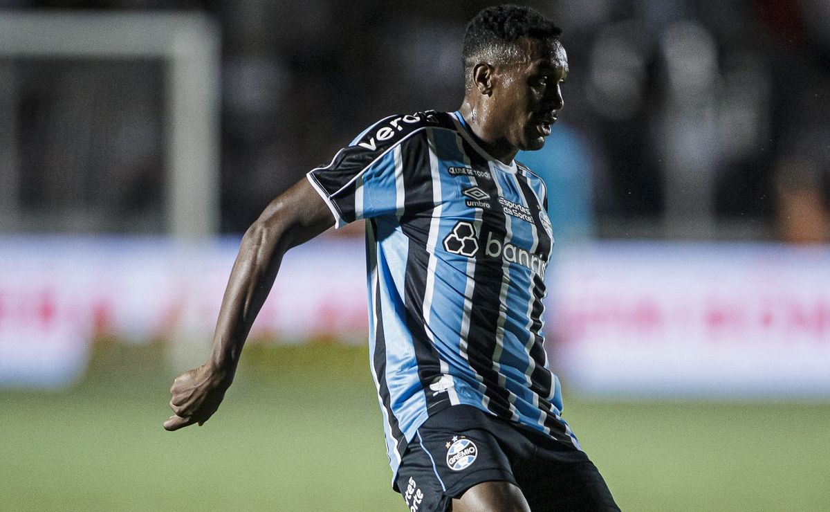 edenilson joga 2º tempo como lateral direito em operário x grêmio e surge como opção no setor
