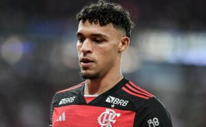 torcida do flamengo cobra saída de victor hugo e +1: "tá na hora de emprestar"