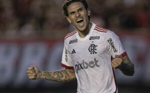 com arbitragem polêmica, flamengo faz péssimo jogo, mas bate atlético go no último lance