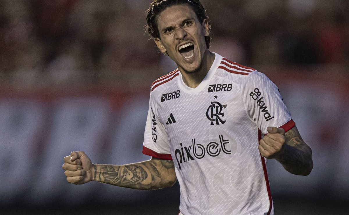 com arbitragem polêmica, flamengo faz péssimo jogo, mas bate atlético go no último lance