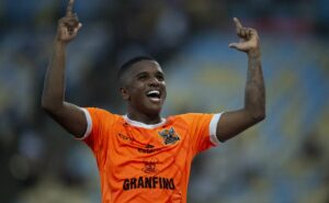 vasco tenta fechar as contratações de bill, de pena, martinez e caíque até dia 19