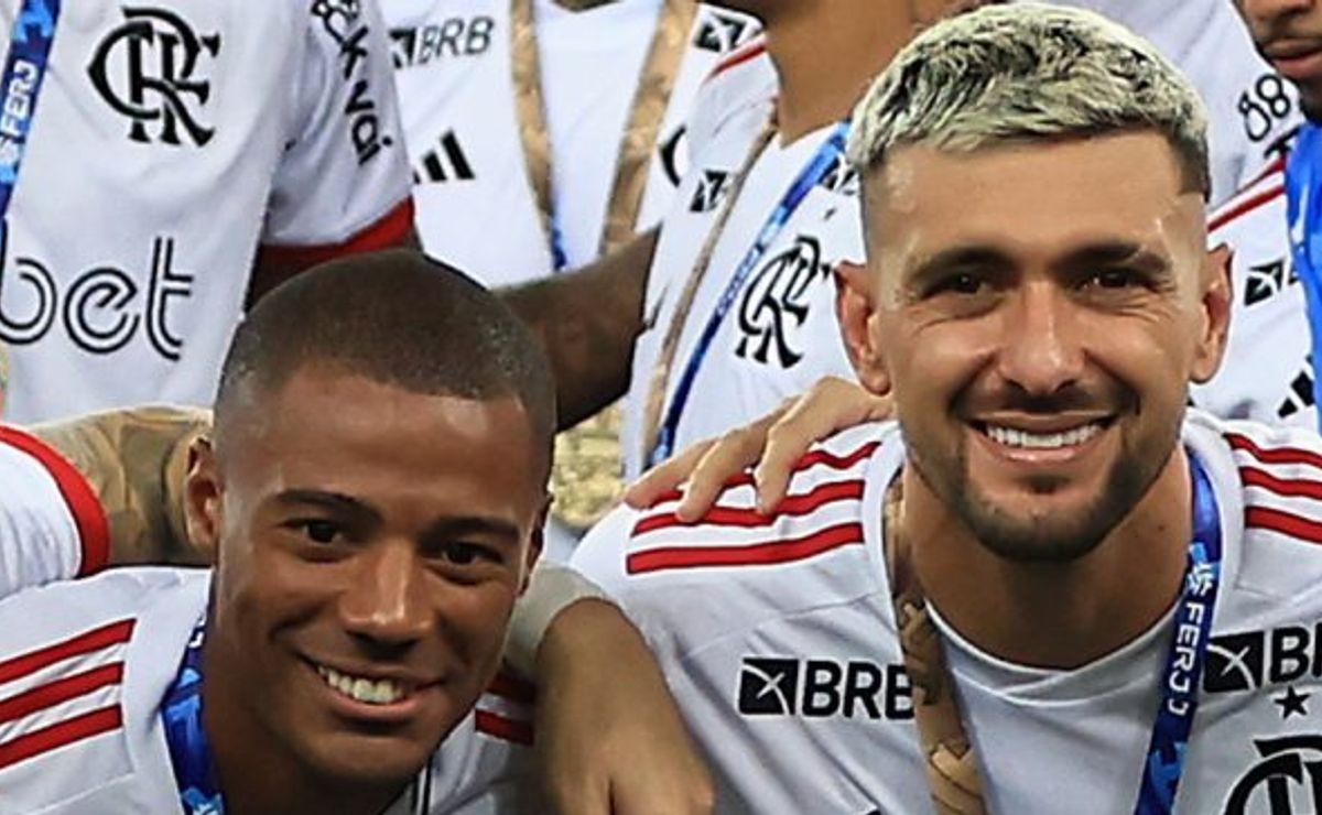 abel cita meias para comparar flamengo e palmeiras: “tem arrascaeta e de la cruz e eu forçando veiga”