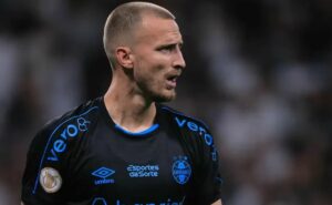 rodrigo ely recebe inúmeras críticas da torcida do grêmio após precisar substituir geromel