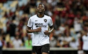 torcida do botafogo critica desempenho de luiz henrique na derrota para a ldu: "não quer estar ali"