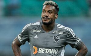 grêmio e edenílson acertam contrato com salário de r$ 500 mil; valor pode aumentar