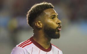 pelo internacional, wesley iguala número de gols com a camisa do cruzeiro e torcida repercute: “só errava”