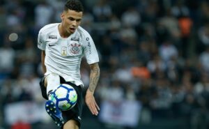 mais de r$ 5 milhões: corinthians é processado pelo nacional por contratação de thiaguinho