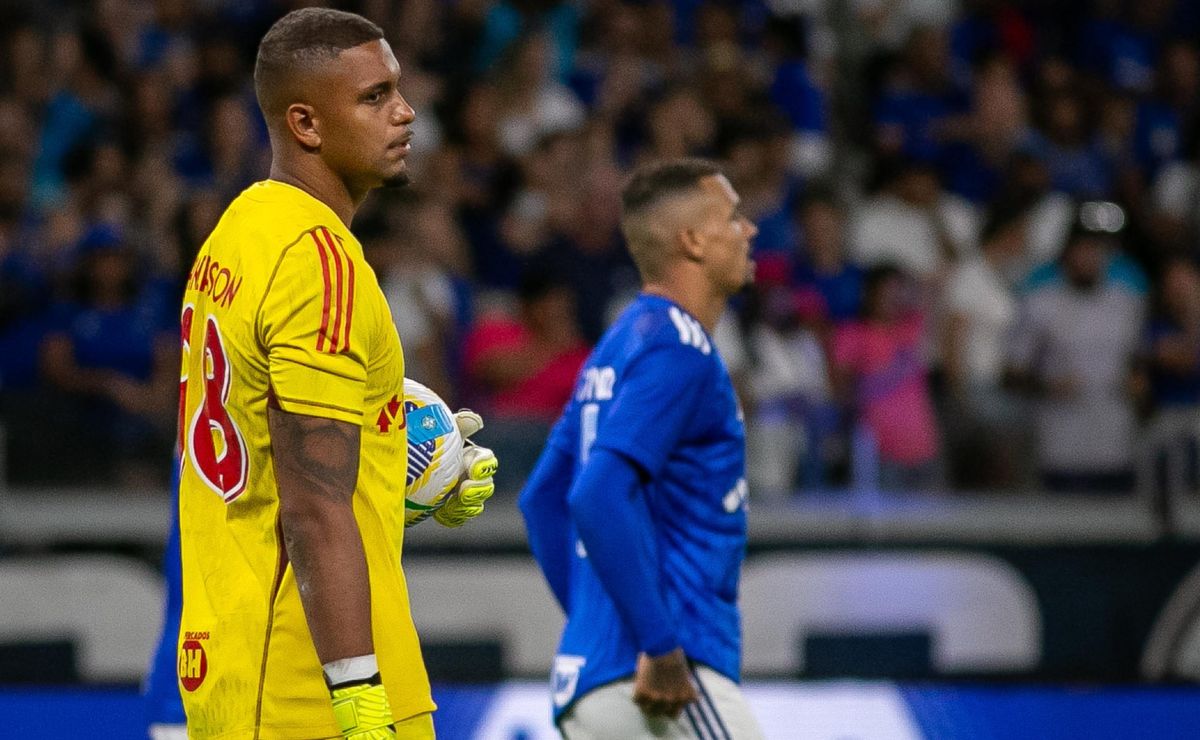 torcida do cruzeiro reage a falha do goleiro anderson no clássico