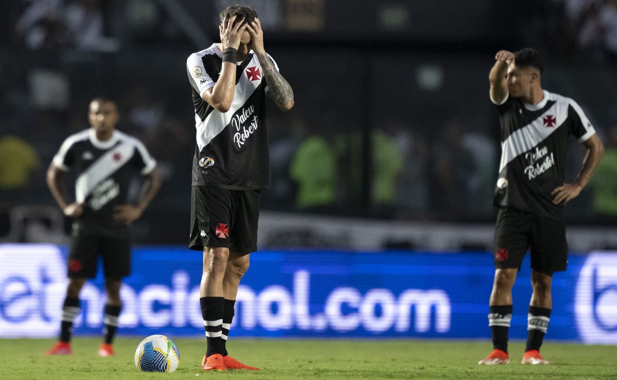 torcida do vasco aplaude criciúma depois de ver o time sofrer o quarto gol em são januário