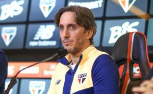 zubeldía revela o motivo da escalação do são paulo com quatro atacantes: "jogaram muito nesse sistema"