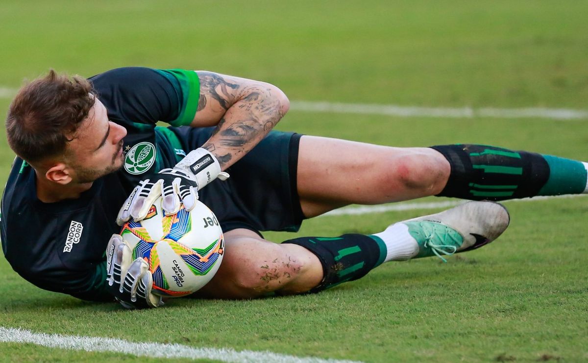 gabriel, goleiro do juventude, toca bola com a mão fora da área e decisão do var é explicada