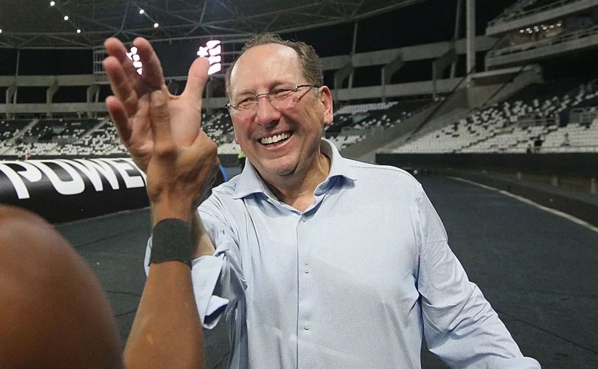 arthur jorge, novo técnico do botafogo, chega ao brasil ao lado de textor