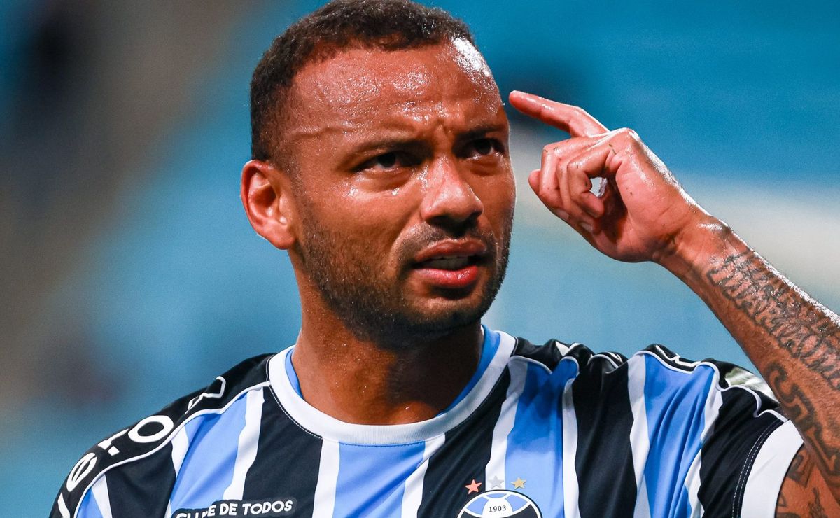 câmera da transmissão oficial flagra lance ousado de jp galvão em vitória do grêmio; confira