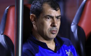 fábio carille escala trio artilheiro no santos contra o avaí; porém, concorrência aumenta no ataque