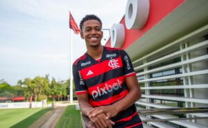 história de carlinhos emociona torcida do flamengo; veja quando atacante pode estrear pelo crf