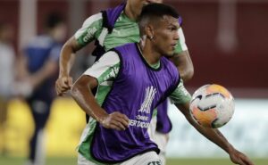 voltou a treinar com o grupo: veron está a um detalhe de voltar a jogar pelo cruzeiro, informa samuel venâncio