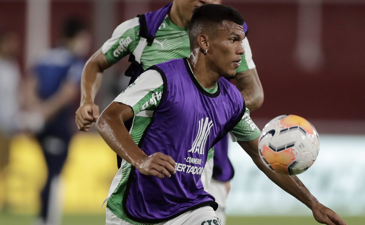 voltou a treinar com o grupo: veron está a um detalhe de voltar a jogar pelo cruzeiro, informa samuel venâncio