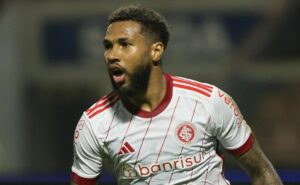 abel ferreira interrompe entrevista de wesley para brincar com a cria do palmeiras