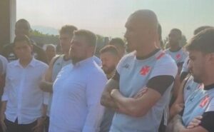 organizadas do vasco vão ao ct cobrar jogadores e dirigentes: "tá maluco?"