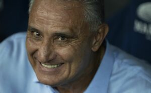 tite toma a frente de negociação para o flamengo assinar com oscar no meio do ano