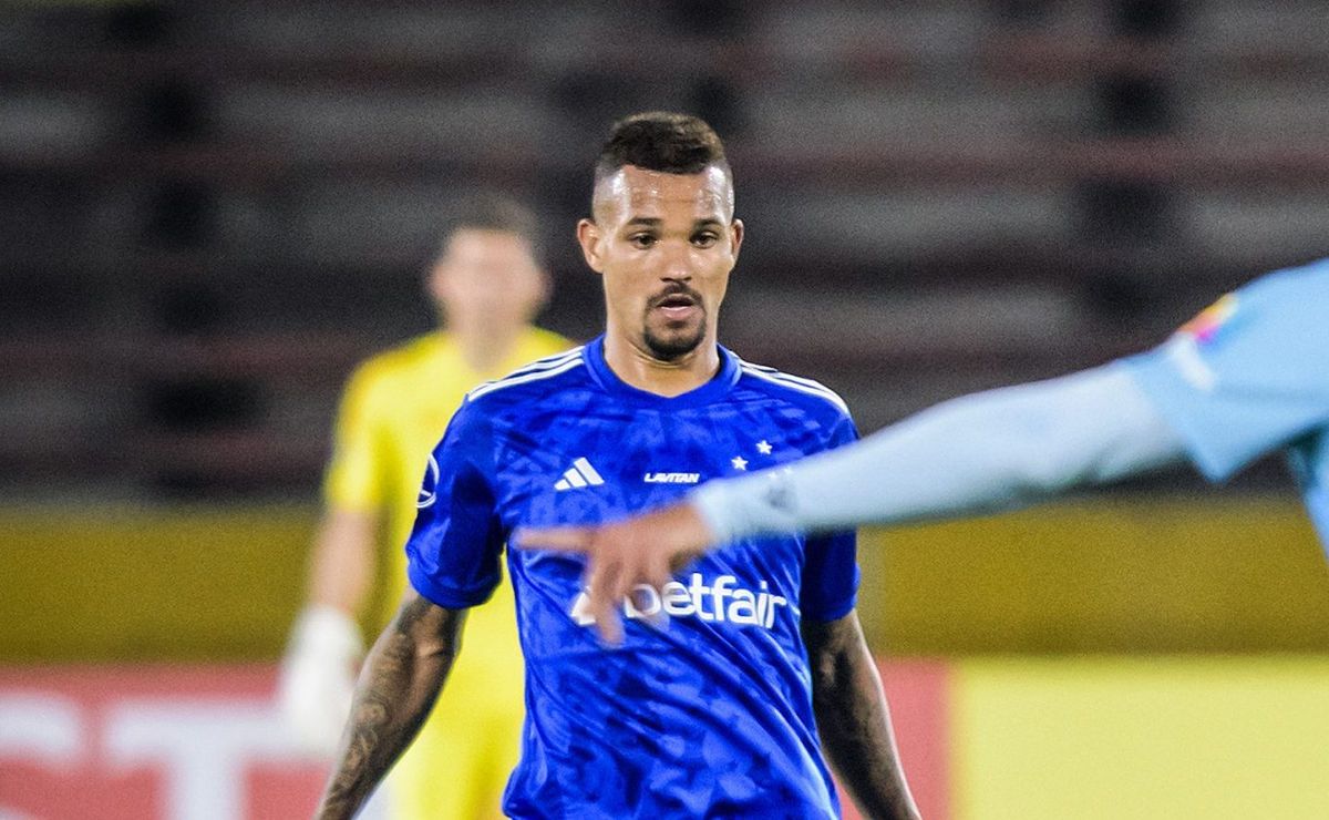 zé ivaldo recebe 7° cartão amarelo pelo cruzeiro e sente músculo antes de pegar o atlético mg