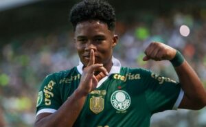 de lado opostos, torcida do palmeiras se derrete por dupla endrick e kendry: "geração de craques"