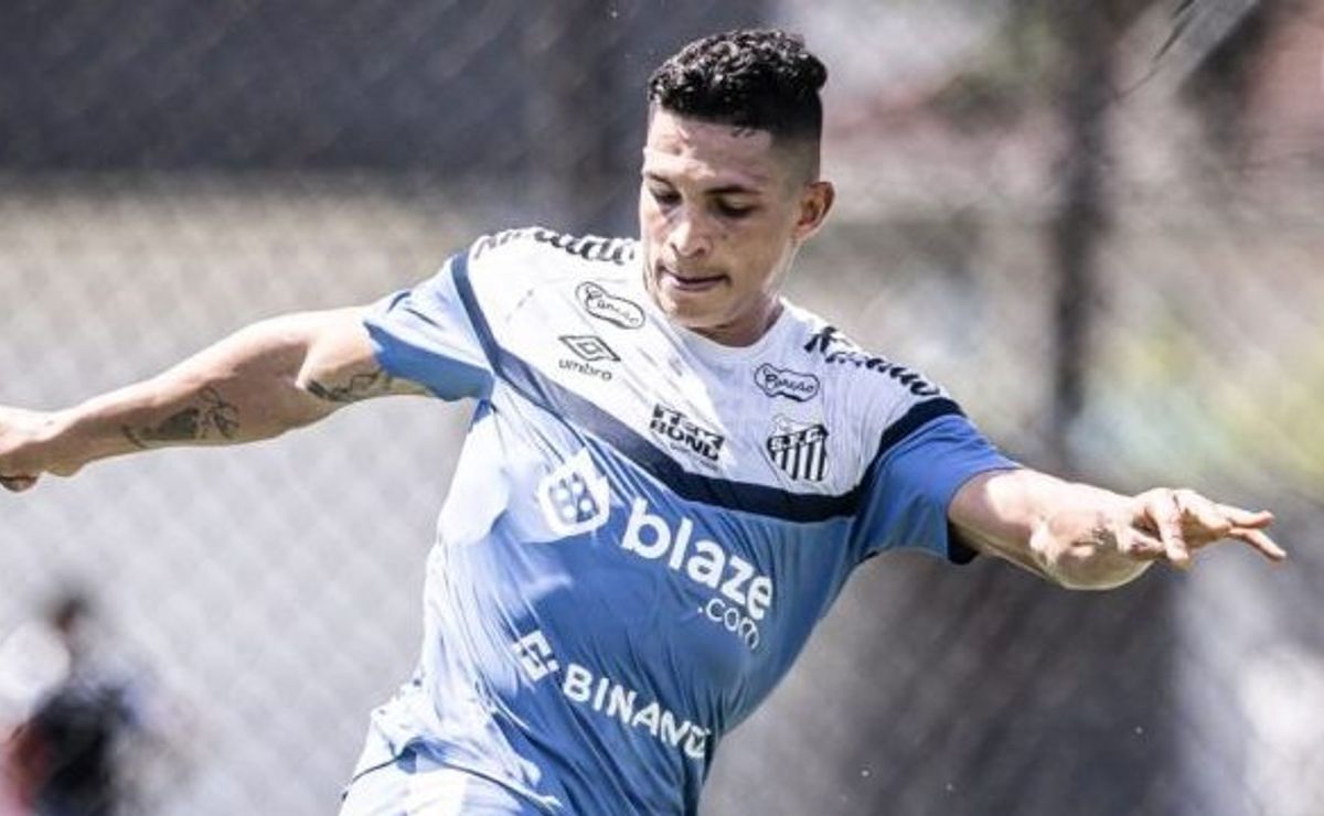 rodrigo ferreira, novo reforço do santos, se coloca à disposição de carille para atuar nas duas laterais