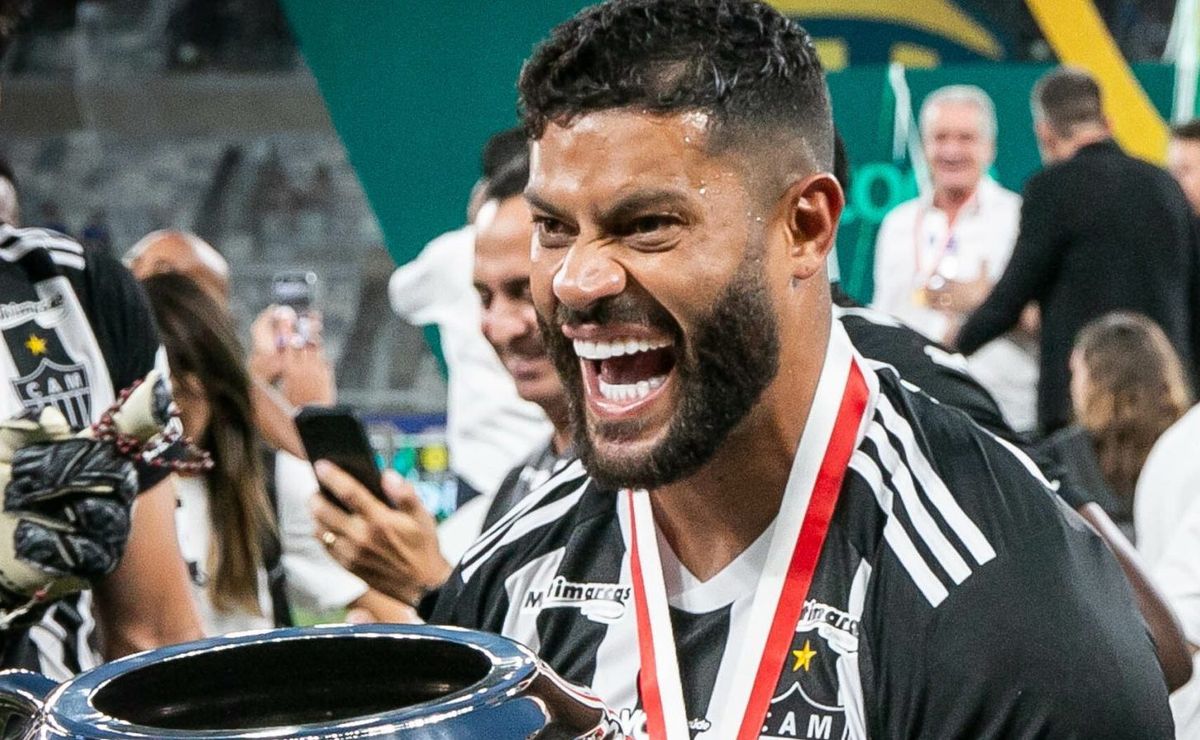 hulk pega marmita atirada pela torcida do cruzeiro e janta título do atlético mg