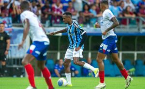 de abandono de campo a domínio do bahia, grêmio perde na quarta rodada do brasileirão