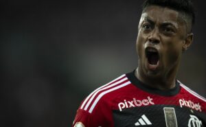 confira os 10 maiores salários do elenco do flamengo; bruno henrique recebe r$ 1,8 milhão
