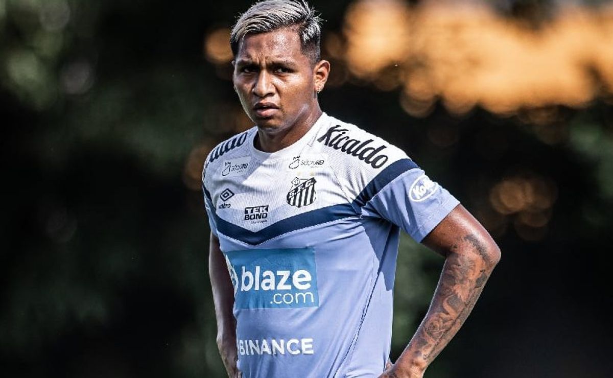 morelos chama atenção de fábio carille durante atividade no ct rei pelé