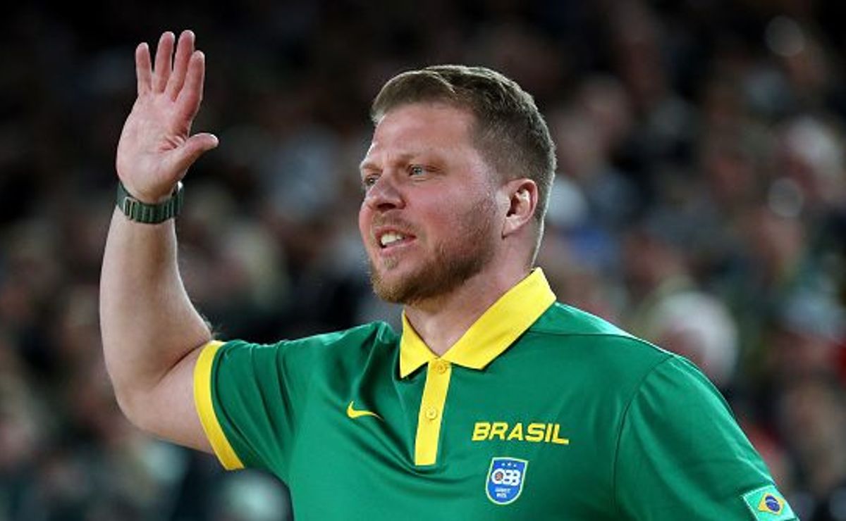 gustavo de conti deixa o cargo de técnico da seleção brasileira masculina de basquete