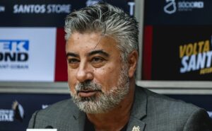 santos é ágil no mercado e alexandre gallo decide assinar com primeira contratação após título perdido