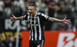 com três gols no 1º tempo, atlético mg bate cruzeiro no clássico de minas gerais