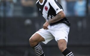 vasco domina grêmio no primeiro tempo, sofre, mas vence em dia de homenagem a dinamite