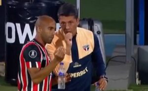 (vÍdeo) câmera flagra lucas 'orientando' thiago carpini durante talleres x são paulo