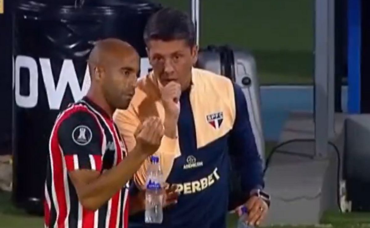 (vÍdeo) câmera flagra lucas 'orientando' thiago carpini durante talleres x são paulo