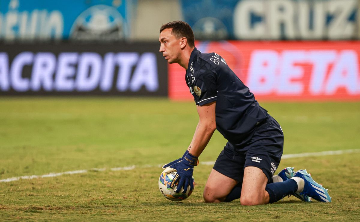 torcida do grêmio critica atuação de marchesín