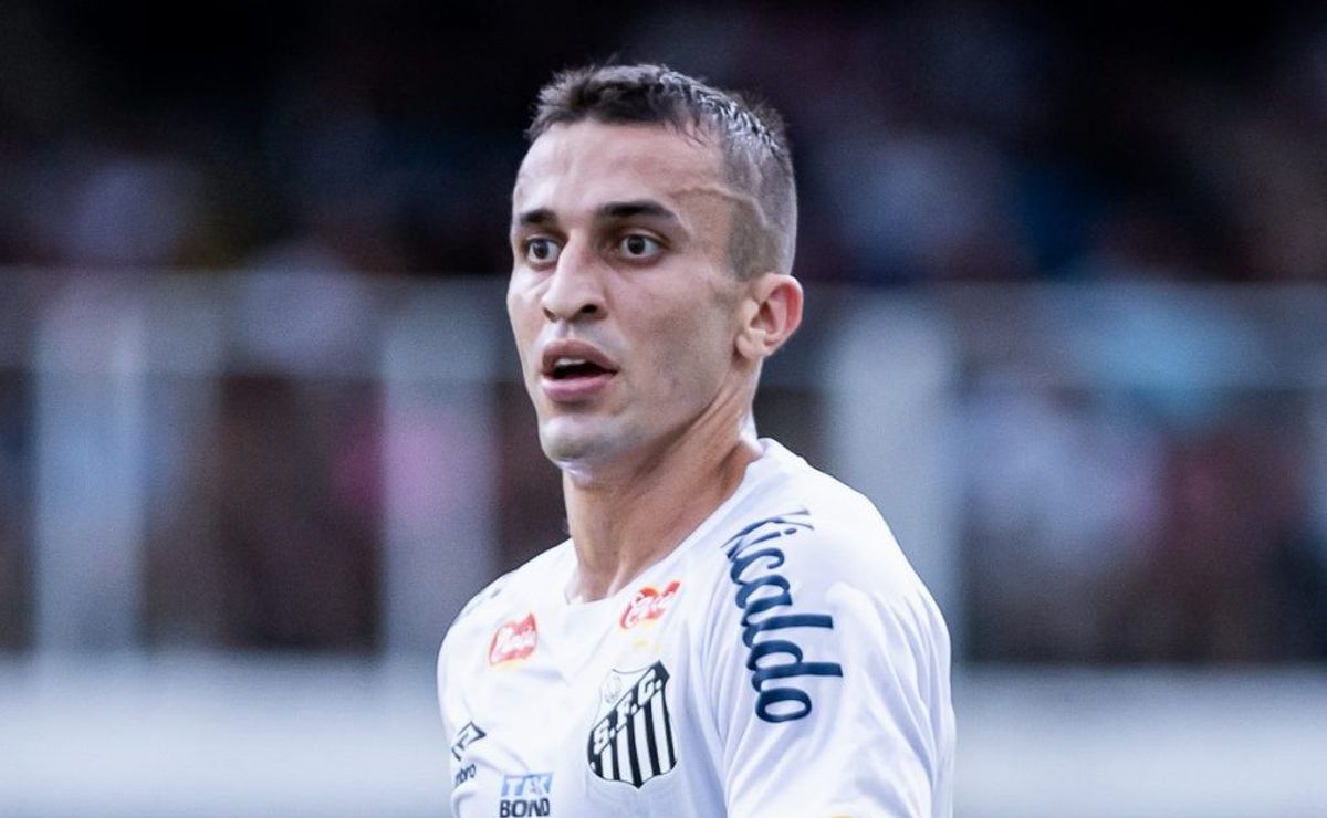 r$ 200mil/mês: vasco faz consulta para a contratação de joão schmidt, do santos