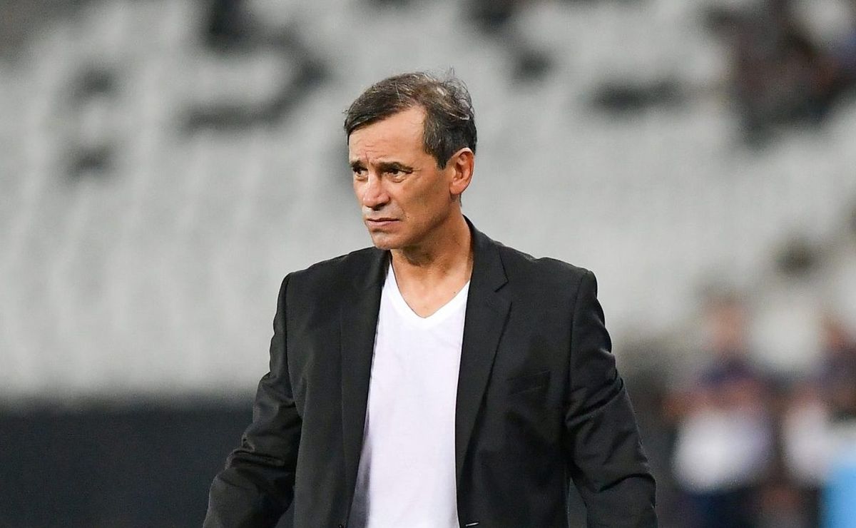 fabián bustos, técnico do universitario per, critica gramado do botafogo na libertadores: “é outro futebol”
